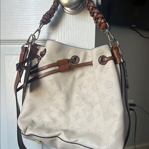 Louis Vuitton Elegant Cream and Brown Bucket Bag- High-Quality Replica Bag